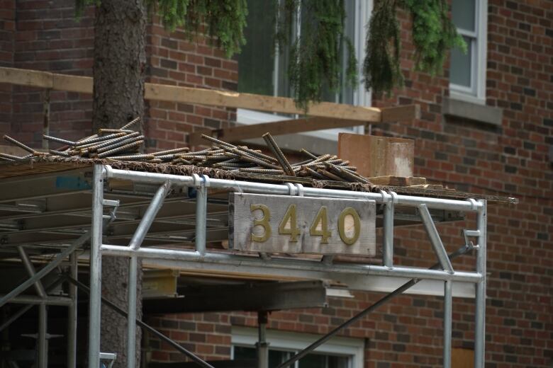 A closeup of the rebar atop the scaffolding at the entrance.