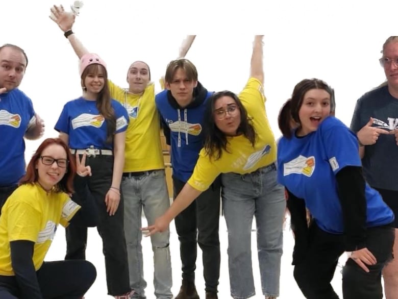 Young people posing in yellow and blue T-shirts.