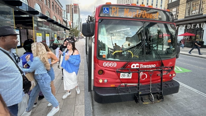 downtown R1 bus Ottawa August 3, 2023 during LRT shutdown