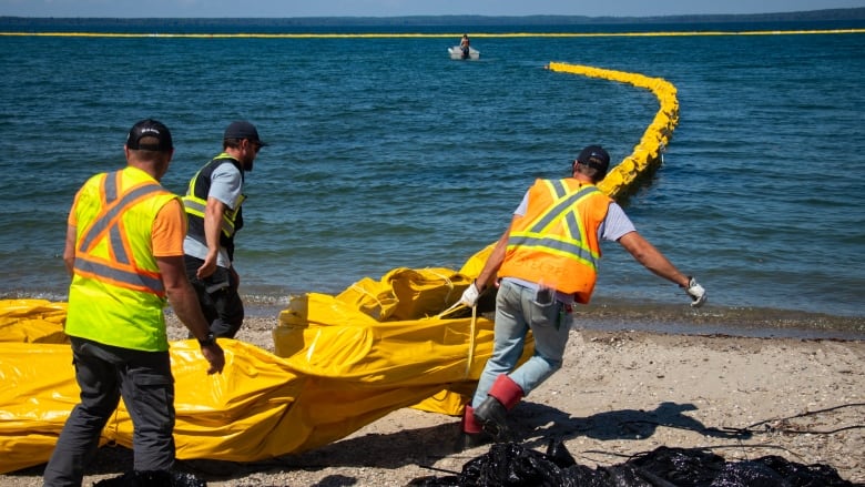 Crews prepare to deploy an almost two-kilometre curtain from Clear Lakes Boat Cove.